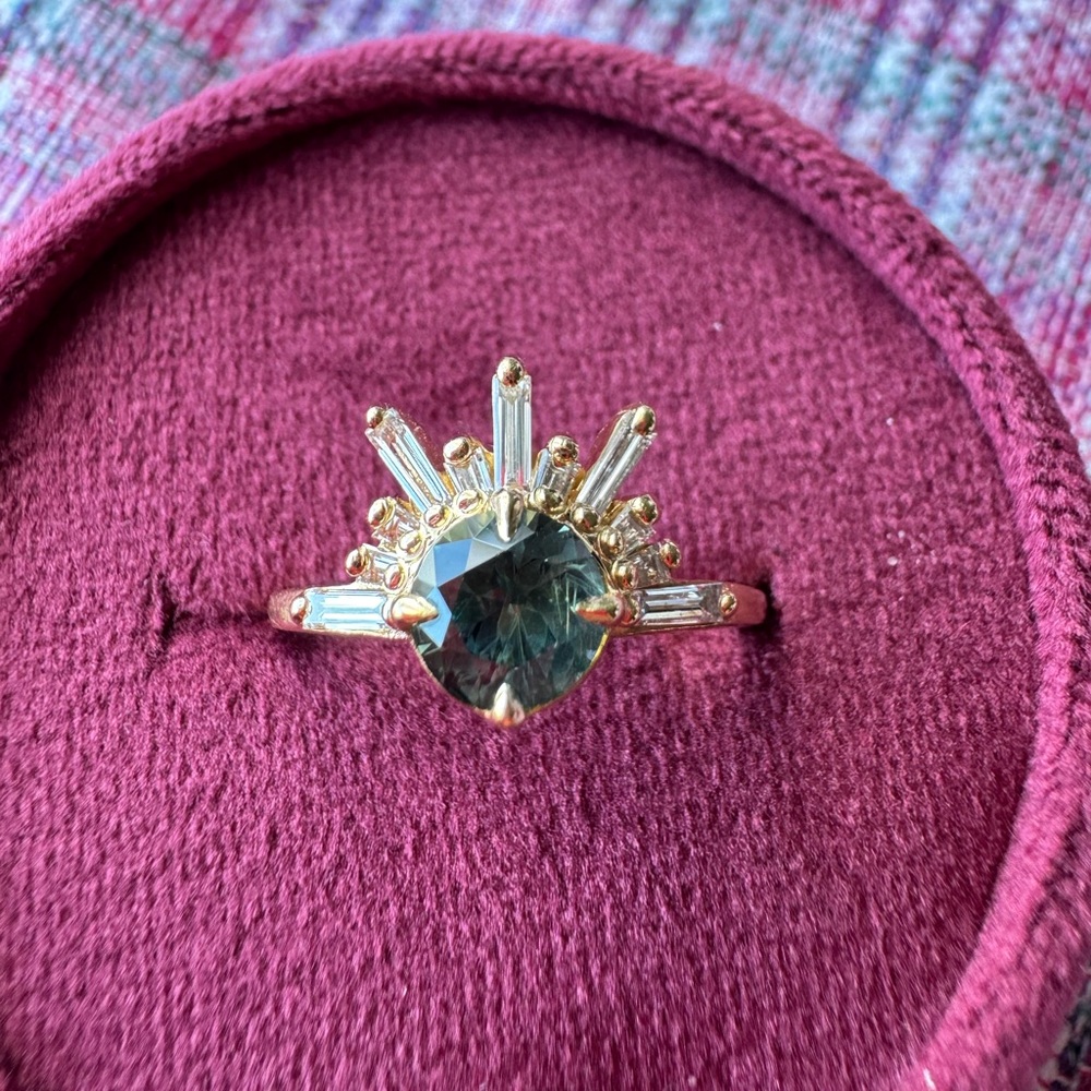 Demi Feu 18k gold Montana sapphire ring